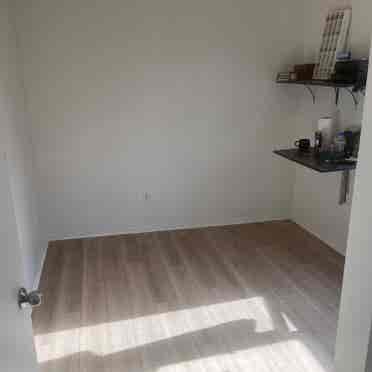 Room in Hollywood Available