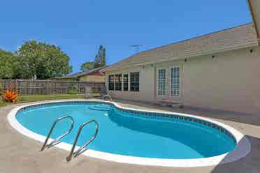 Near FIT - Private Room, Pool Home