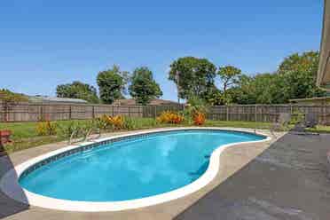 Spacious Master Suite w Bath - Pool