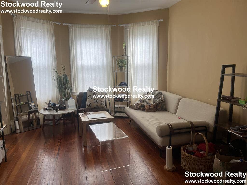 JP - room available on Haverford St