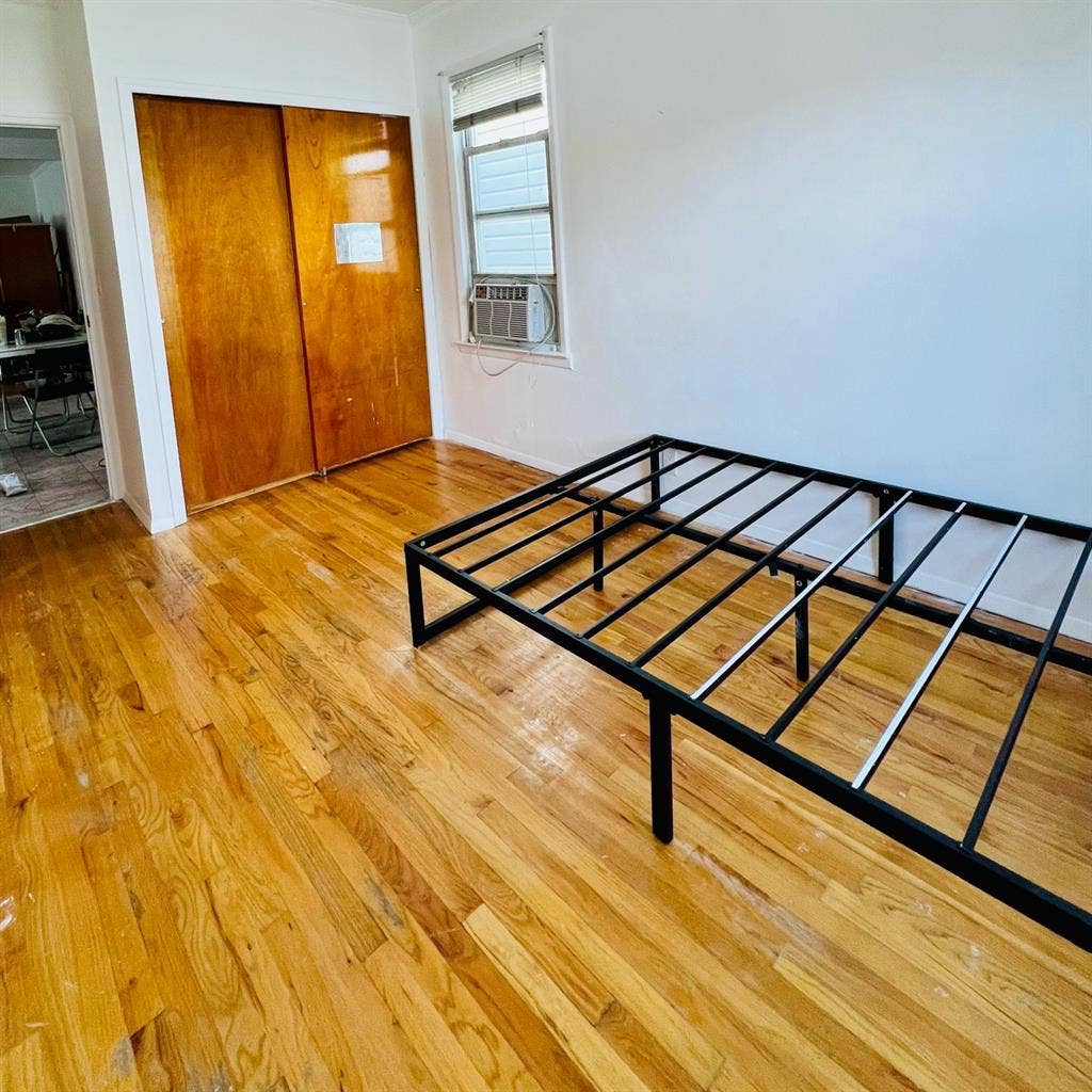 Female only 4br apt in Sunnyside