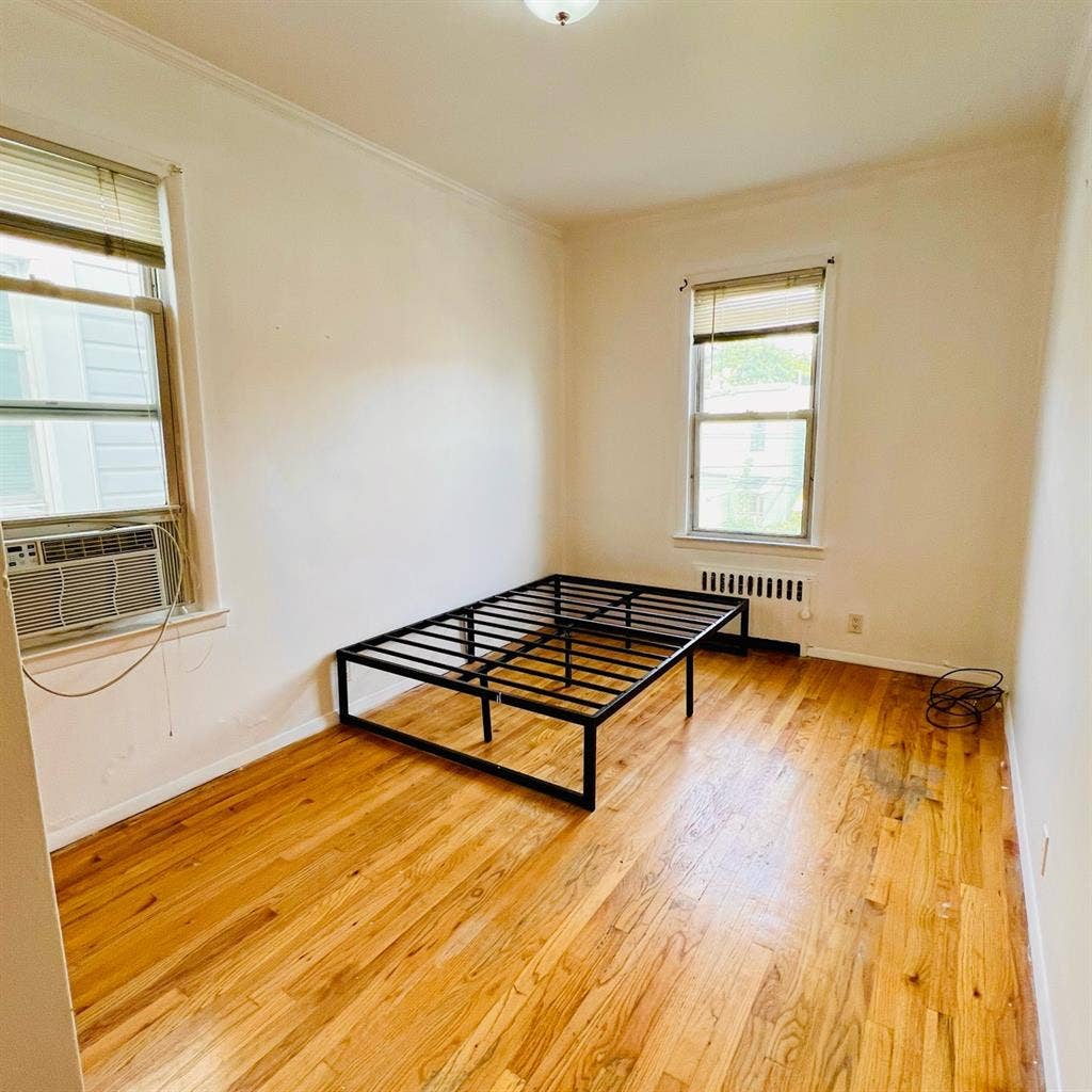 Female only 4br apt in Sunnyside