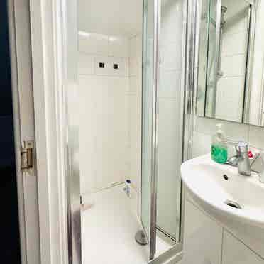 En-suite furnished double bedroom f