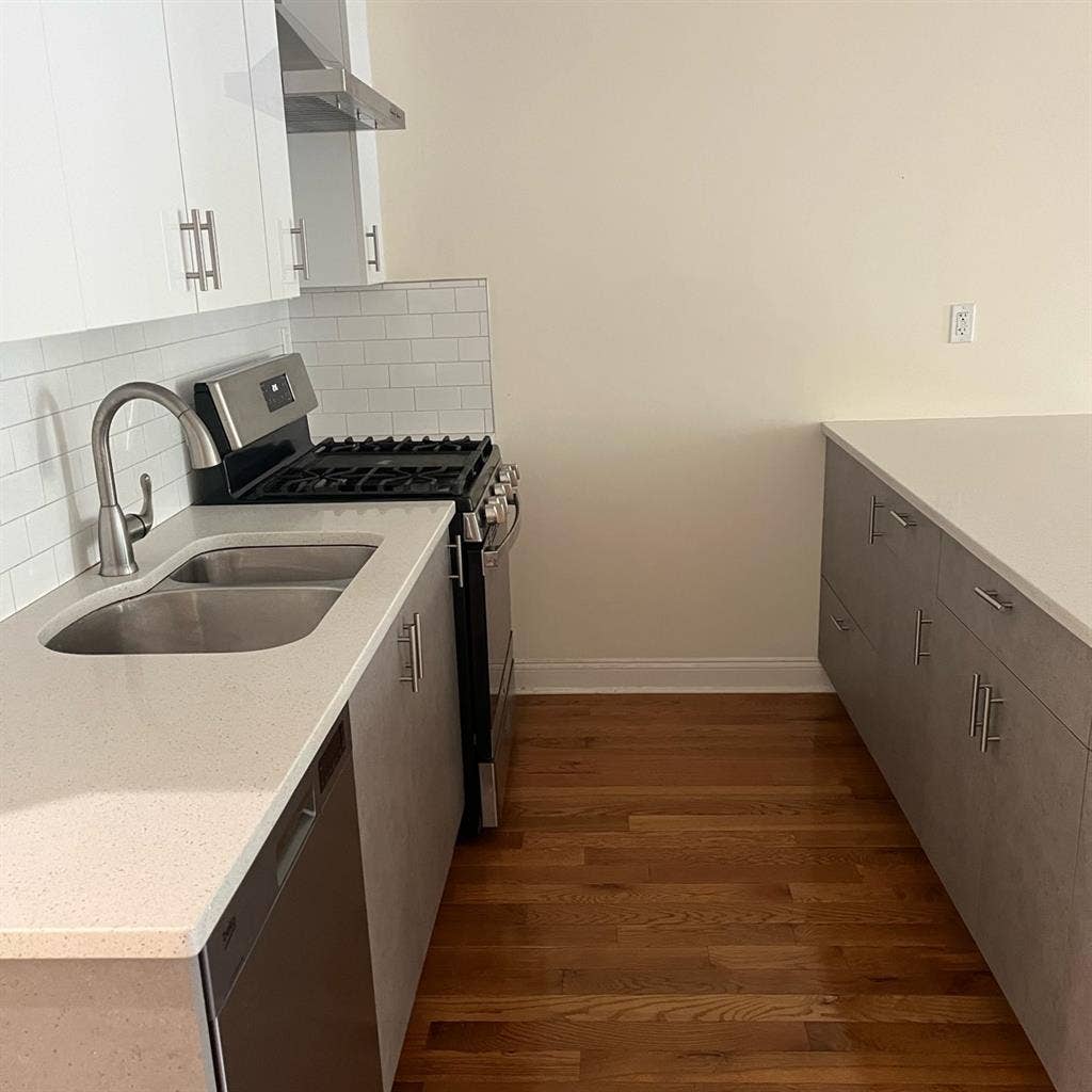 2 rooms available in Kensington apt