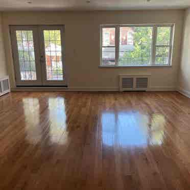 2 rooms available in Kensington apt