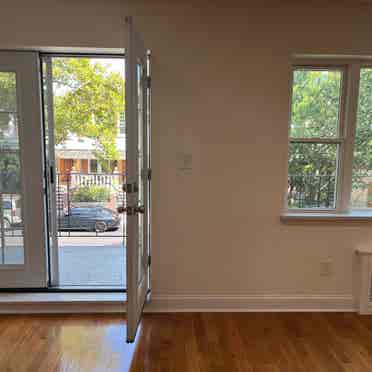 2 rooms available in Kensington apt