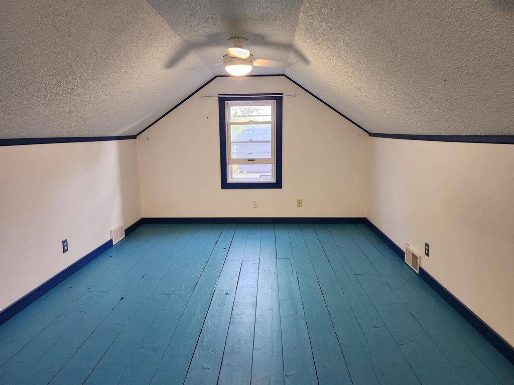 Spacious room near Lake Nokomis