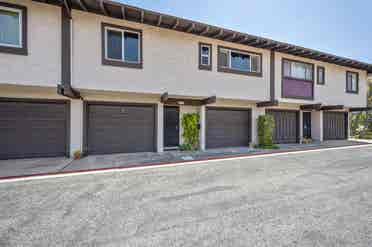 MODERN TOWNHOME IN A SAFE AREA