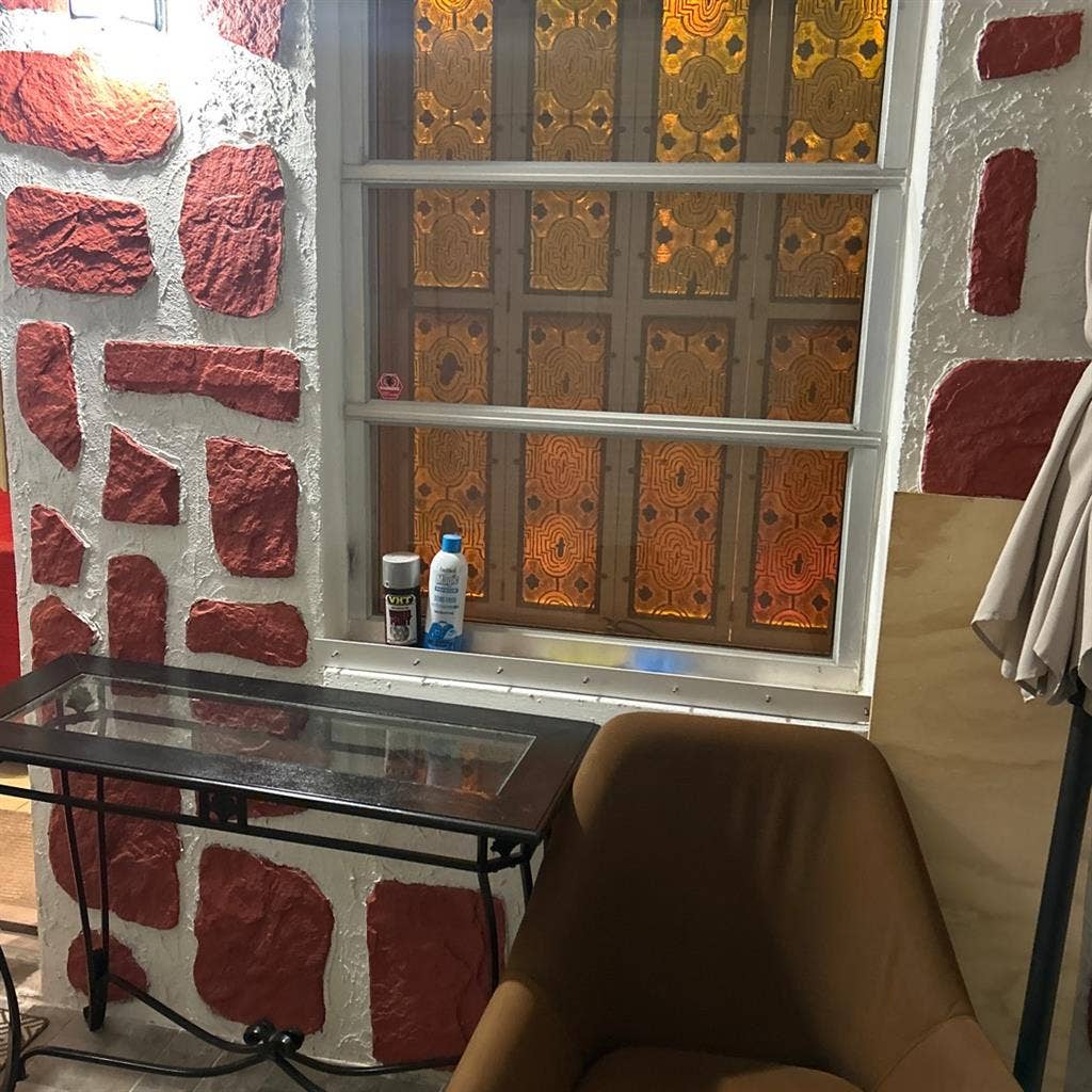 Room (private living room & shower
)