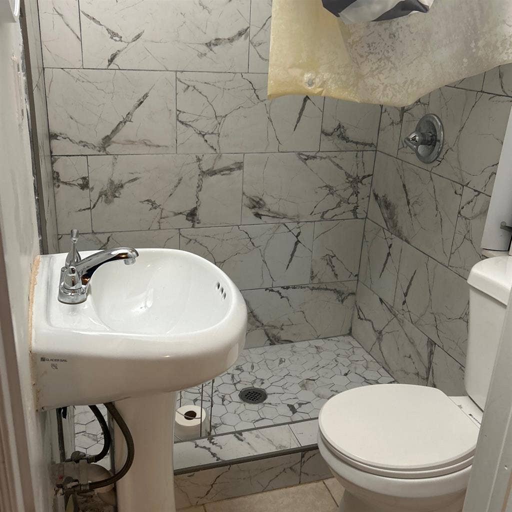 Room (private living room & shower
)