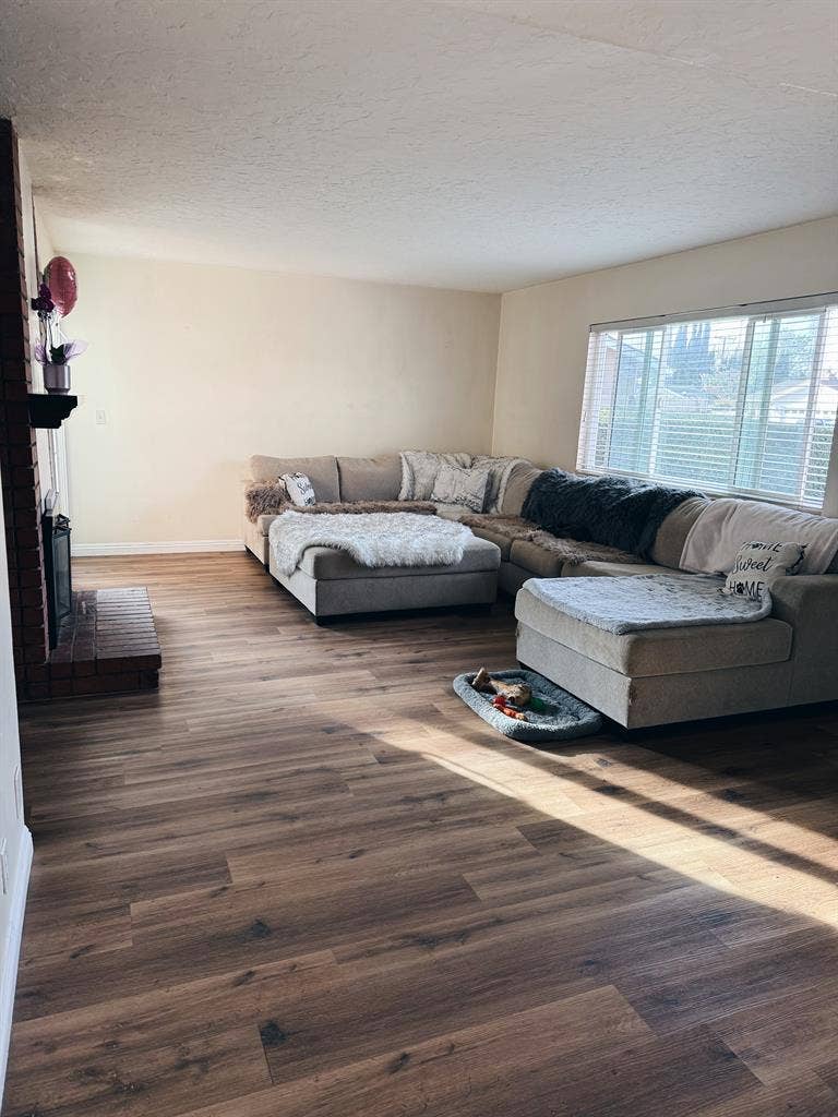 Two rooms available 
in Orange!