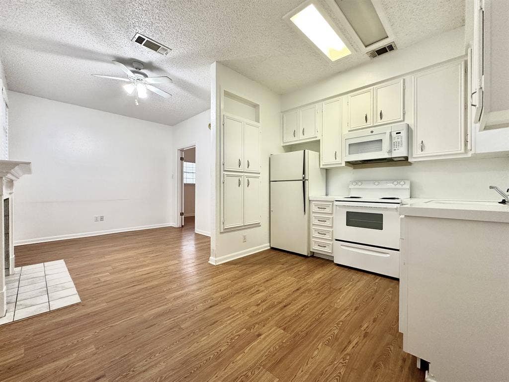 Downtown 1+1 Bedroom Apt!