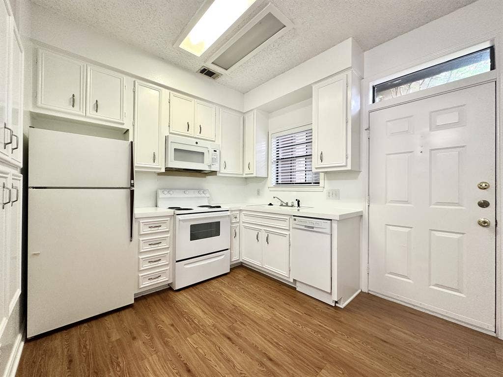 Downtown 1+1 Bedroom Apt!