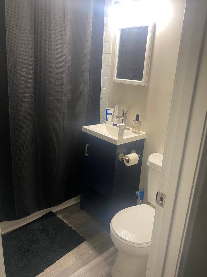 Looking for a roommate for month