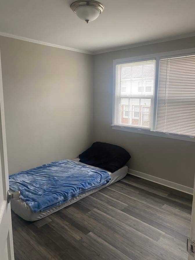 Looking for a roommate for month