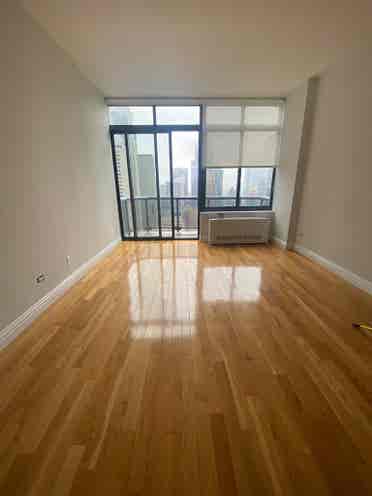 ✨ Spacious Room in Midtown West ✨