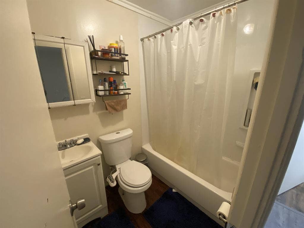 Looking for roommates in Naugatuck