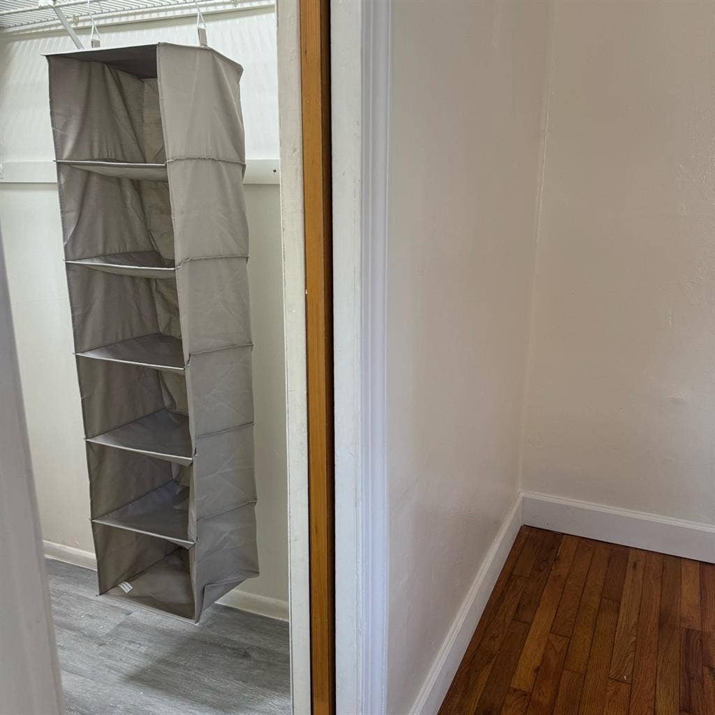 Cute room w/walk-in closet