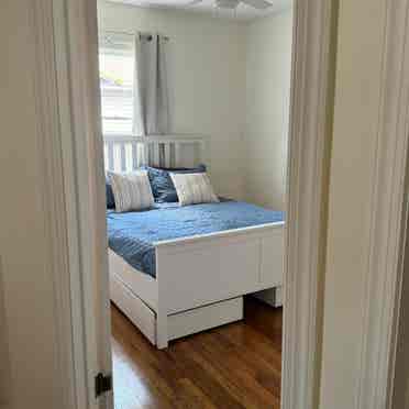 Cute room w/walk-in closet