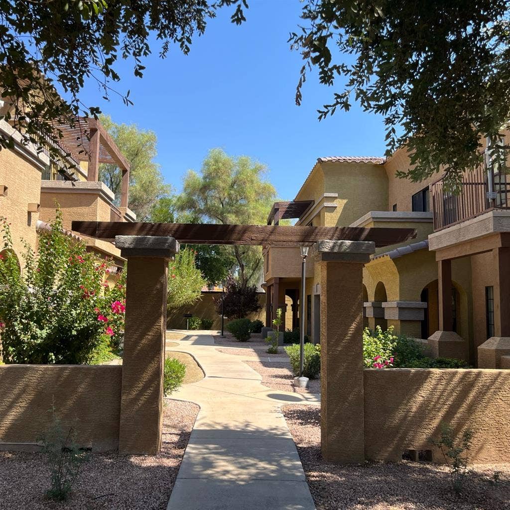 Nice N. Phx 
upscale condo to share!