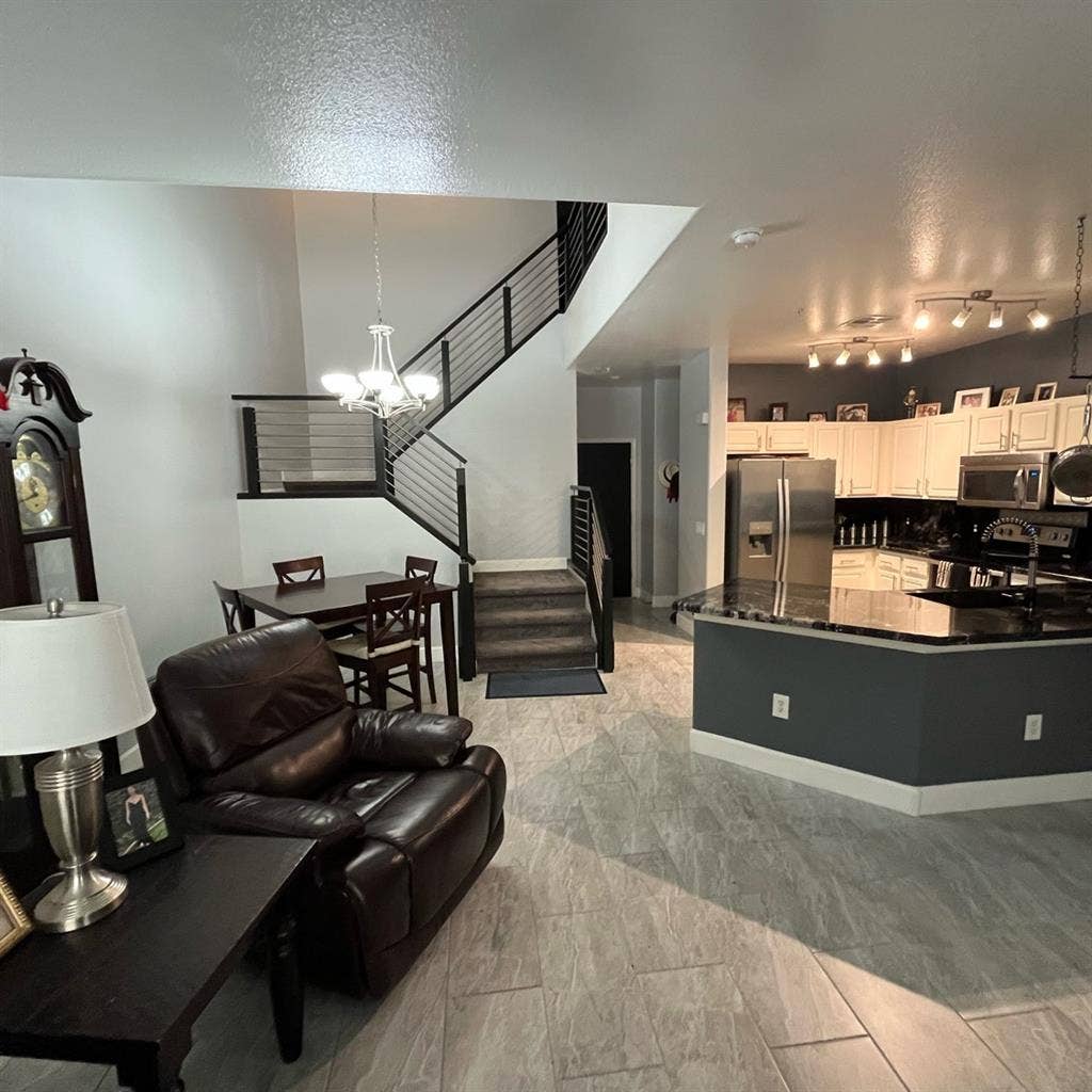 Nice N. Phx 
upscale condo to share!