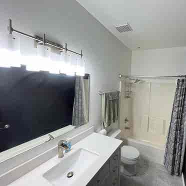 Nice N. Phx 
upscale condo to share!