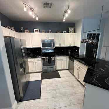 Nice N. Phx 
upscale condo to share!