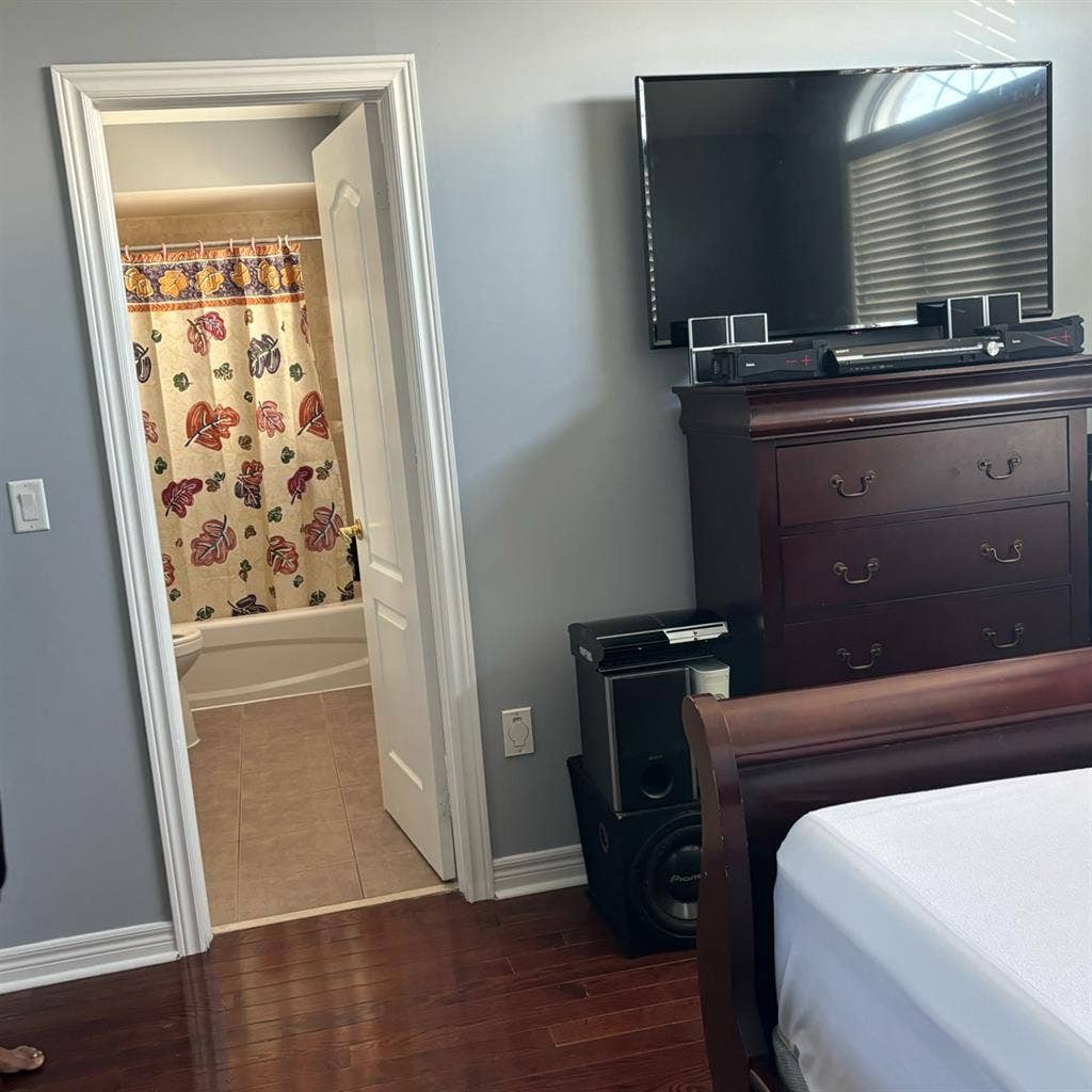 2 Upper Level spacious room -rent