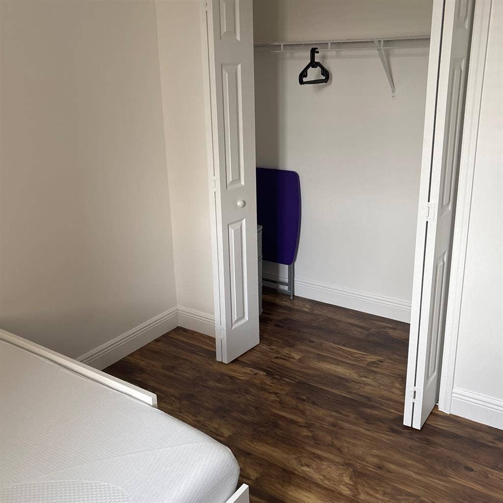 Excellent location Room x Rent