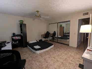 Shared Master Bedroom near UCR