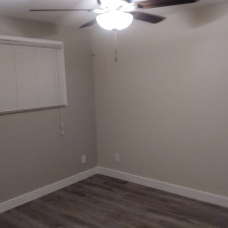 (2) rooms for rent -Male non-smoker