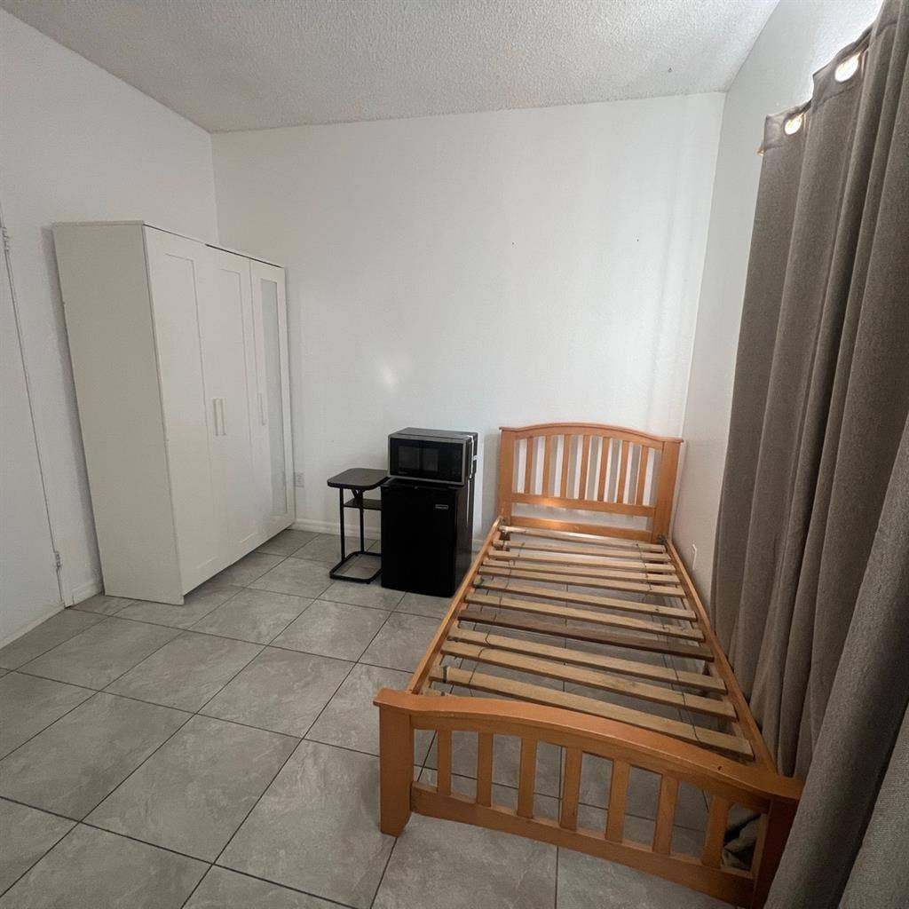 1 bed with full bathroom