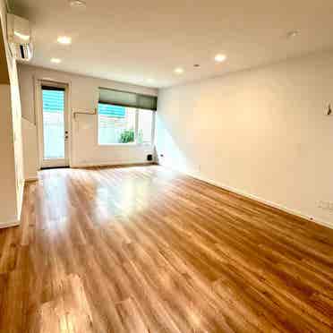 3bd Townhouse with rooftop 
deck