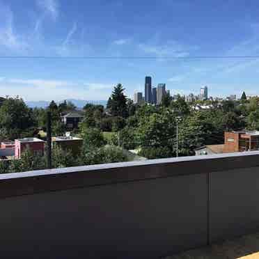 3bd Townhouse with rooftop 
deck