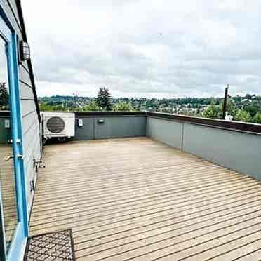 3bd Townhouse with rooftop 
deck