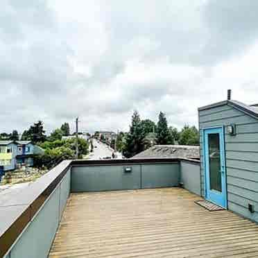 3bd Townhouse with rooftop 
deck