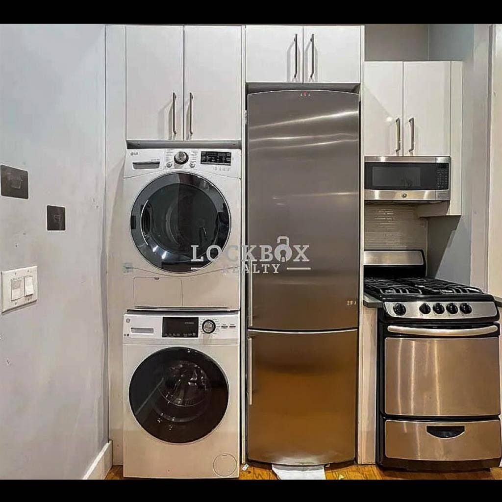 Private Bathroom with Washer/Dryer