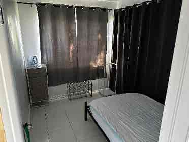 Private bedroom in house near MIA