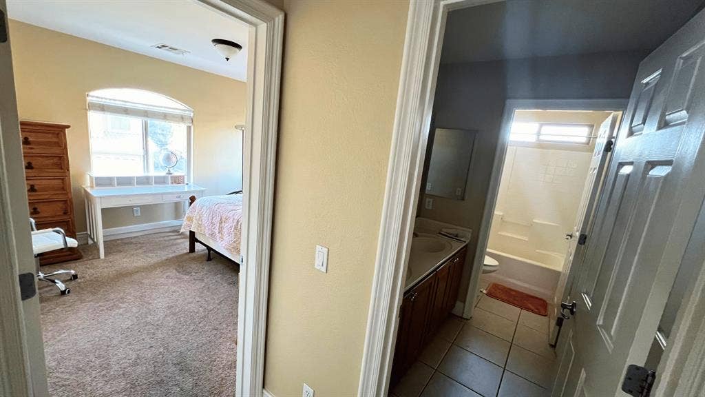 Beautiful Rhodes Ranch Room 4 Rent!