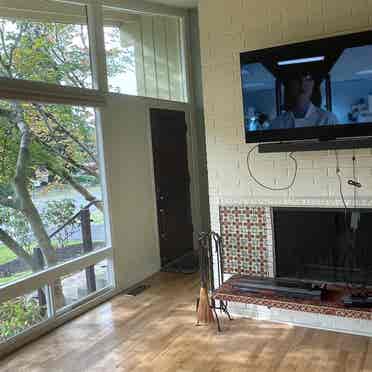 Unfurnished room in Edmonds house.