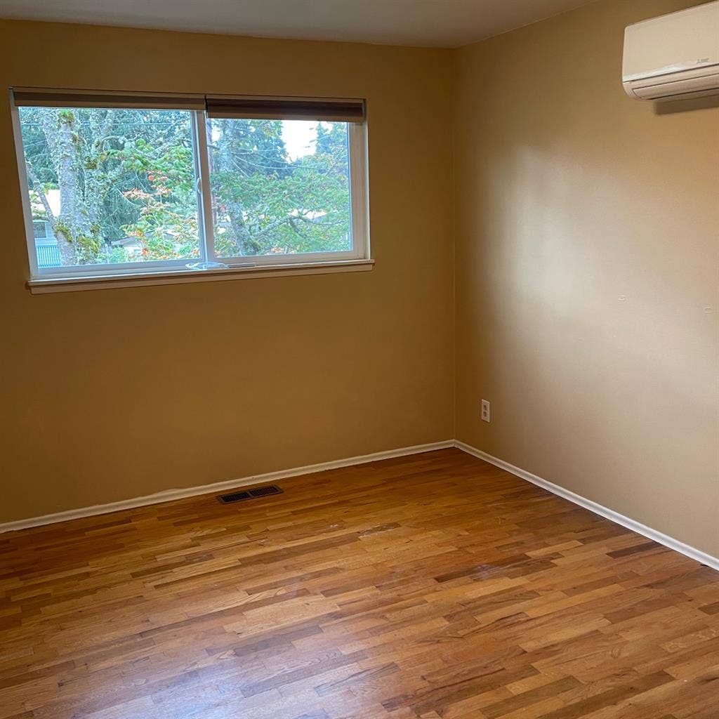 Unfurnished room in Edmonds house.