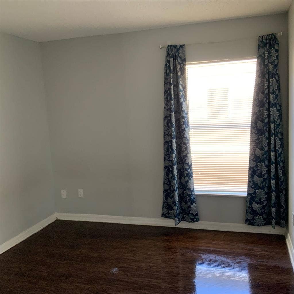 Room for rent in metrowest 
 house