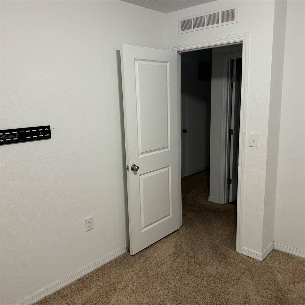 Looking for 2 roommates