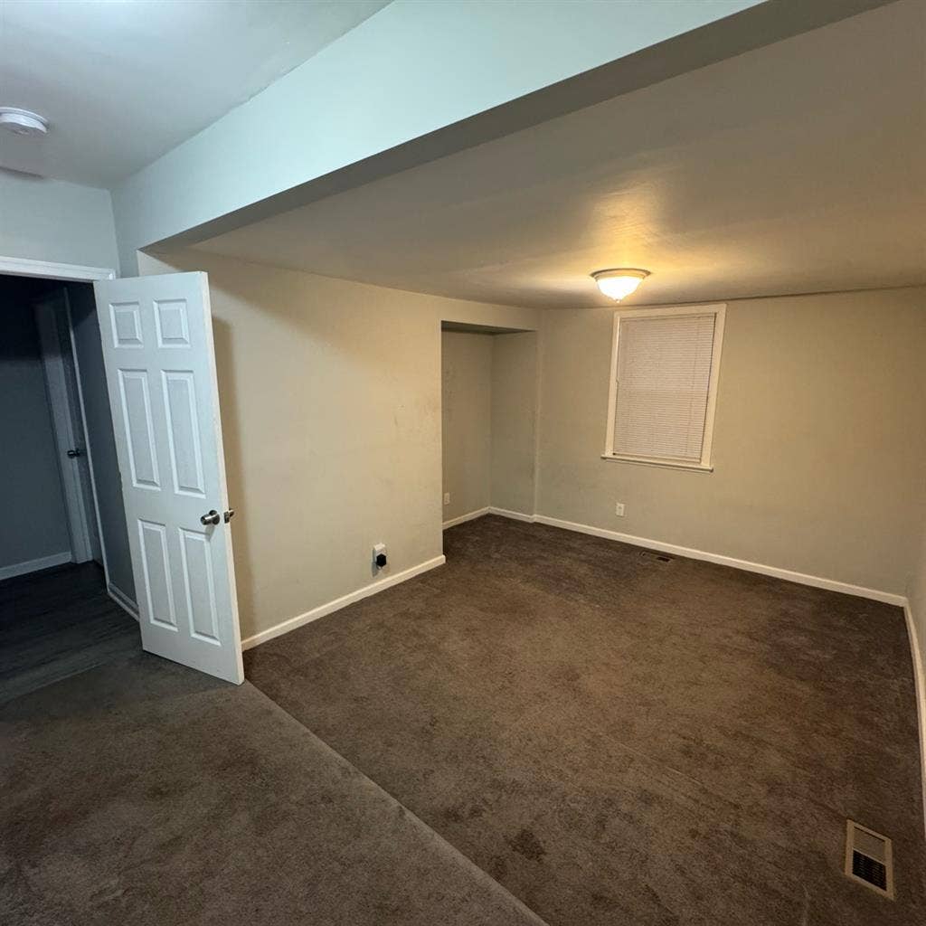 Looking for roommate