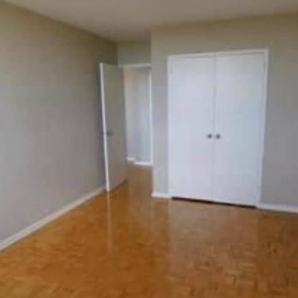 Furnished room on Yonge &Steels