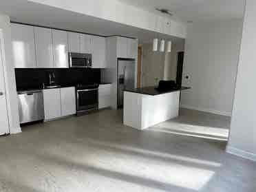 Roommate to share Fremont St Apt