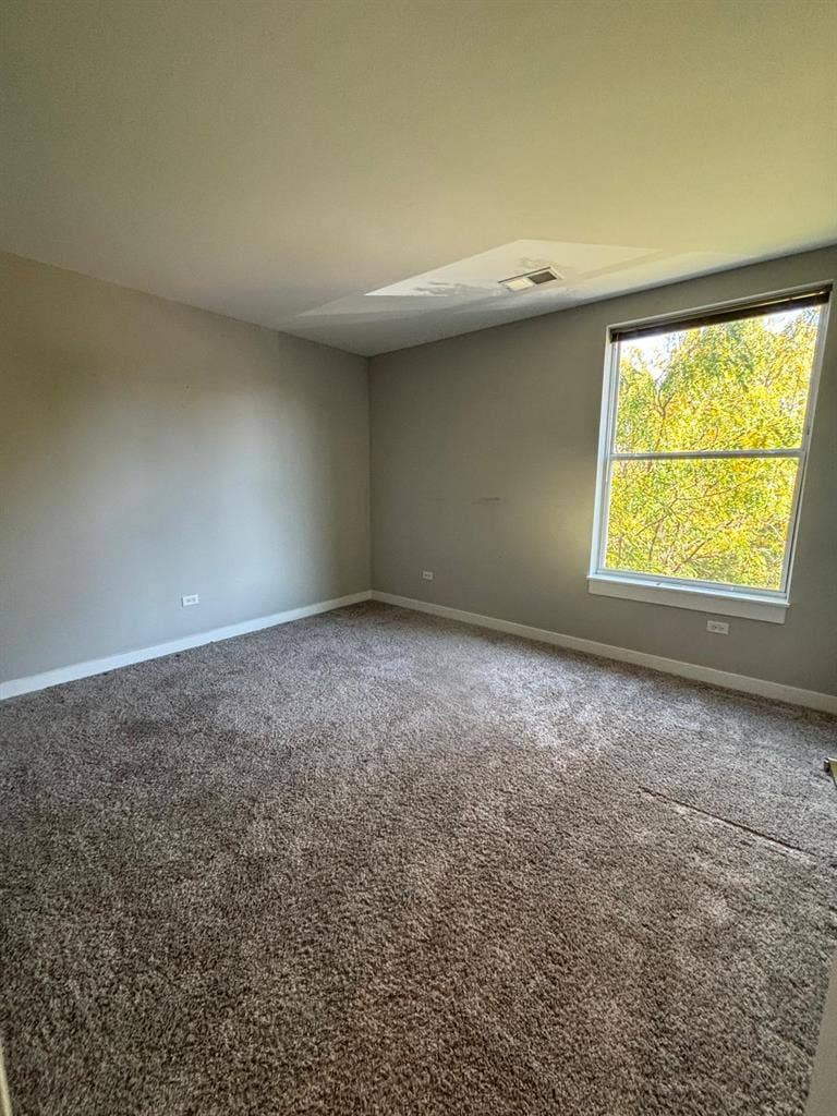 Ravenswood Room for Rent ASAP