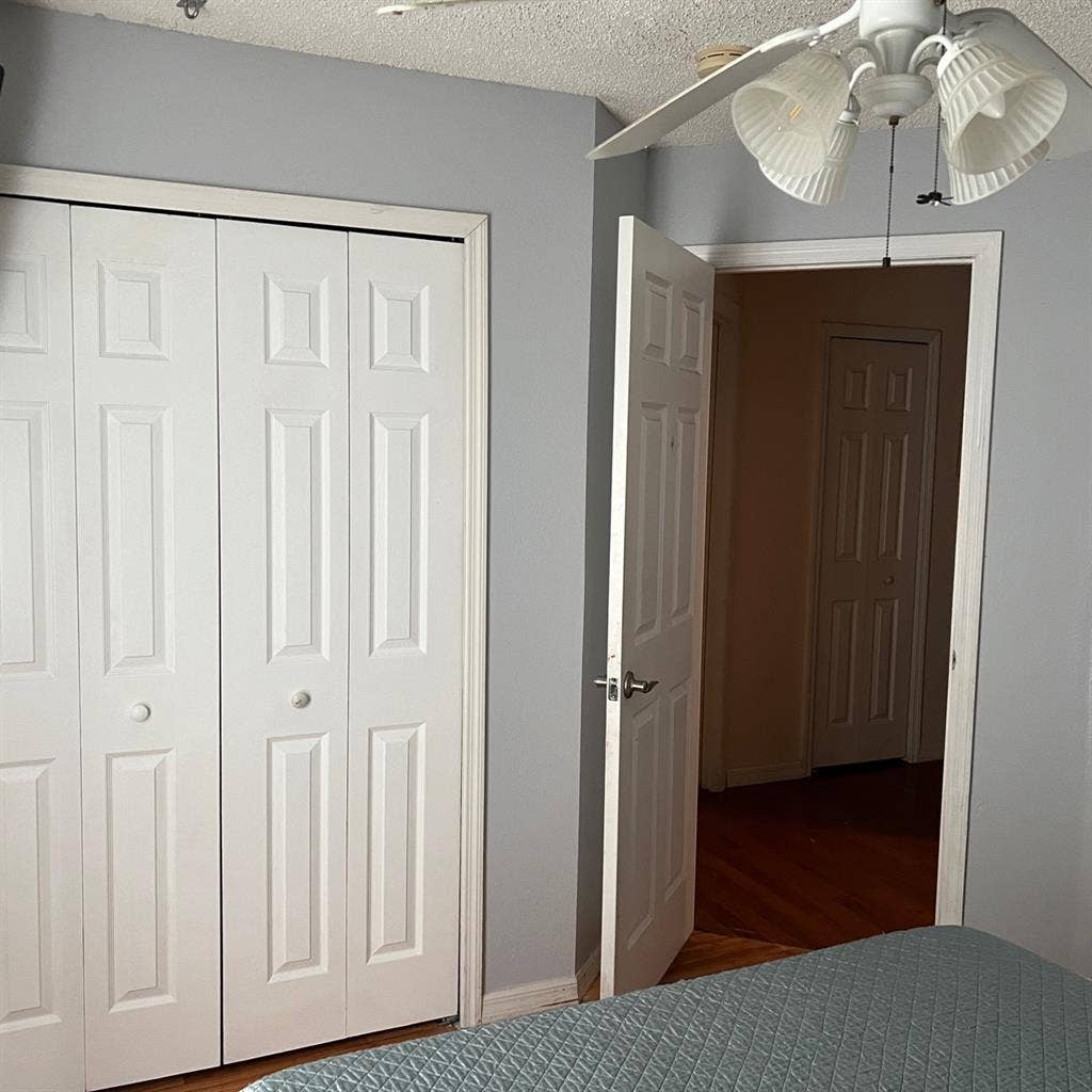 Room for rent in 4 bedroom house