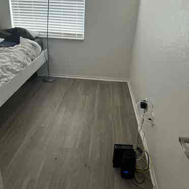 bath looking for a roommate