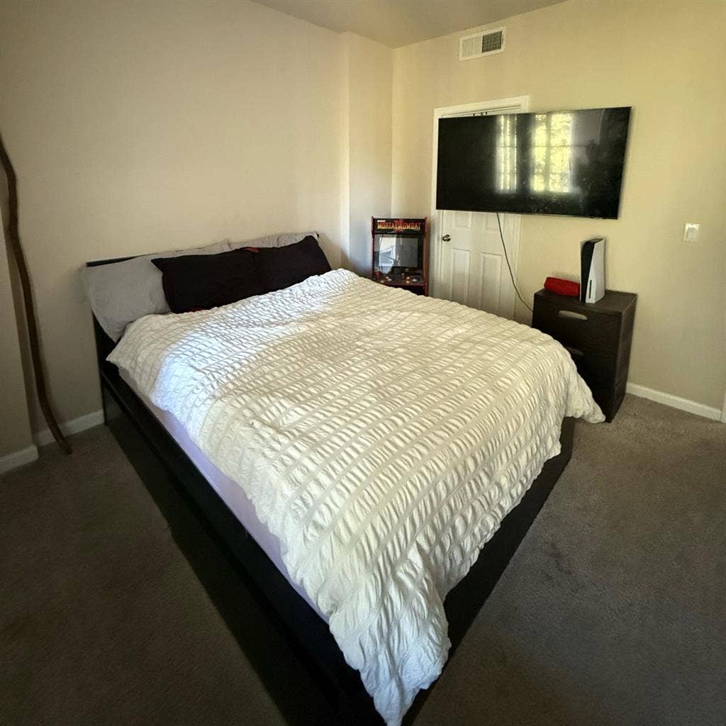 Room + Bathroom in San Ramon $